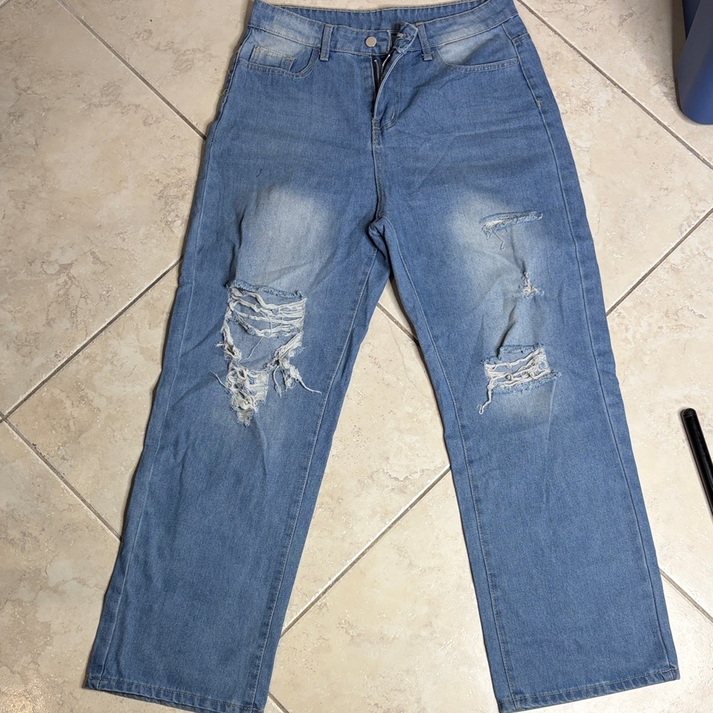 Jessica jeans. Size L Distressed Blue Jeans